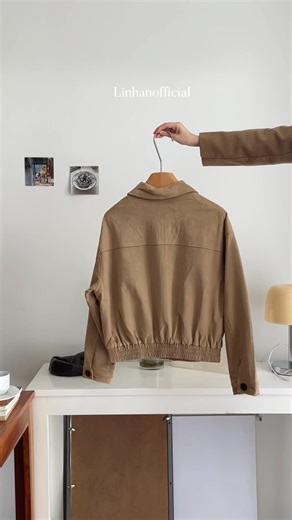 𝙇𝙞𝙣𝙝𝙖𝙣𝙤𝙛𝙛𝙞𝙘𝙞𝙖𝙡, 𝙣𝙚𝙬𝙨 𝙞𝙣 ˚ ༘ ೀ⋆｡˚ Chiếc áo khoác da lộn với bảng màu Hàn Quốc xinh yêu về thêm đủ màu các cậu nha 🍂 Form xinh mix đồ tôn dáng xỉuu . Colors: Nâu sữa / Beige / Đen Free size 𝗖𝗹𝗼𝘁𝗵𝗶𝗻𝗴 & 𝗔𝗰𝗰𝗲𝘀𝘀𝗼𝗿𝗶𝗲𝘀 𝗯𝘆 𝗟𝗶𝗻𝗵𝗮𝗻𝗼𝗳𝗳𝗶𝗰𝗶𝗮𝗹 Hàng có sẵn tại Store. —— 𝒃𝒚𝐋𝐈𝐍𝐇𝐀𝐍𝐎𝐅𝐅𝐈𝐂𝐈𝐀𝐋 . 𝐋𝐈𝐍𝐇𝐀𝐍𝐒𝐓𝐔𝐃𝐈𝐎 🇰🇷 📮64 Lê Lợi - Hải Phòng 📮Instagram : linhan.official 📮Link shopee : https://s.shopee.vn/4AqJO534bD 📮Link tiktok: https: