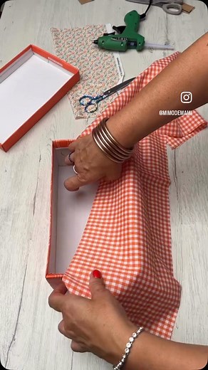 119K views · 14K reactions | Estamos en época de organizar armarios y cajones así que reciclo esta idea por si necesitáis organizadores de cajones buenos, bonitos y baratos. Esta es la pistola termo fusible que utilizo y las barritas de la misma marca. https://amzlink.to/az0fxWmNsABk3 #diy #cambioarmario #tips #organizar #ordenar #ordenararmarios #ordenyorganización #ordenylimpieza #trucosorden #manualidades #trucos #hacks #decor | mimodemami.com | Facebook