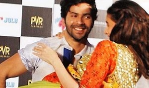 Oops Moment: वरुण धवन ने जैसे ही आलिया भट्ट को बांहों में उठाया, ट्रांसपेरेंट सलवार दे गई धोखा, वायरल हुआ वीडियो