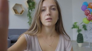 Une jeune fille allume la webcam : vidéo de stock (100 % libre de droit) 1017022096 | Shutterstock