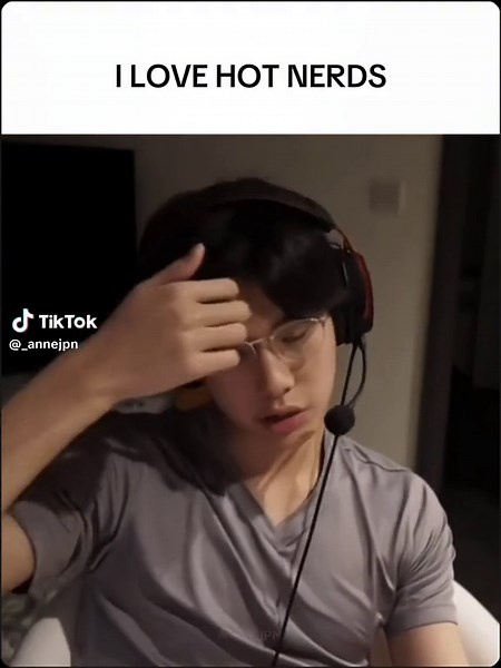 Hot Nerdy Guys: The Attractive Nerd Trend