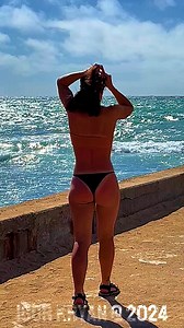 Extreme Girls Not Afraid Swimming With Venomous Sea Snakes on the Beach in New Zealand #igorkryan #shorts #extemegirls #seasnakes #seasnakes #horrorshorts | Creator’s Riddle: Darwin vs. God