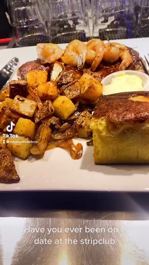 Couples night only at nightshift baltimore#fyp #club #nightshiftbaltimore #food #women #dancer