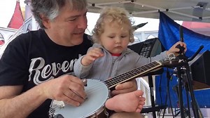 The first banjo lesson with Béla Fleck... Until the tuner became more insteresting | Abigail Washburn