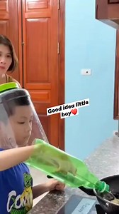 Smart kids he used improvised material to protect his face and hands from hot surface❤️ #smartkids #reelsvideoシ #highlightsシ゚ #fbreelsfypシ゚viralvideo #fypシ゚viral #fbreelsusa #summertime | Jennifer Colas Azcarrate