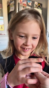 Ce week-end j’ai voulu tester mon micro et comme Lucie avait moins de devoirs que les autres mais beaucoup de choses à dire je me suis dit go une petite interview. . Je vous laisse découvrir cette pépite de mignonnerie qu’elle m’a fait ma Lulu. . Elle attend son invitation du président et surtout elle a peur que le monde explose. . Bonne année 2026 😉 . . #interview #bonneannee2026 #malu #mignon | Mes triplés