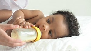 Mutter lehrt süße afrikanische Kleinkinder, die: Stockvideos & Filmmaterial (100 % lizenzfrei) 1047633136 | Shutterstock