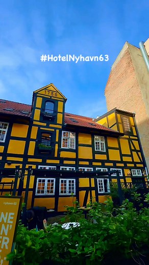 Love at first sight in #hotelnyhavn63 #copenhagen #denmark #vacationstay #homeawayfromhome #blackandyellow | Dela Cruz MThesz