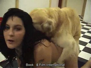 Un labrador se fait une blonde et une brune espiègles et canon