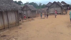 DISTRIKA VONDROZO Distrika tsy handairana fanoherana sy korontana ny distrikan'ny vondrozo fa ireo olana izay mihatra amin'ny fiainam-bahoaka any an-toerana no isany vaindohon draharaha sy hifantohana amin'ny fikarohana vahaolana hoy ny solombavambahoaka voafidy Tao amin'ny distrika. Mijoro sy miaradia amin'ny fitondram-panjakana ankehitriny ny solombavambahoaka Ary efa maro ny ezaka natao saingy Mbola maro kosa ireo ezaka tokony hatao Amin'ny famahana ireo olana sedrain'ny distrika , toy ny ola