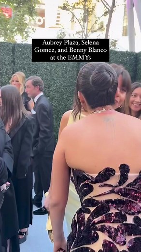 #AubreyPlaza, #SelenaGomez, and #BennyBlanco catch up at the #EMMYs. 😍 #AwardSeason | E! News