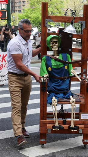 A protester lashed out against Luigi Mangione, who is accused of murdering a UnitedHealth Group executive in New York last year, ahead of his hearing on April 25. US prosecutors formally told the court that they plan to seek the death penalty for Mangione. The 26-year-old defendant was due to appear in Manhattan federal court for an arraignment. 🔗 Read more about the charges he faces, and how he pleaded in a separate state case at our link in bio. #luigimangione #luigi #unitedhealthcare #health