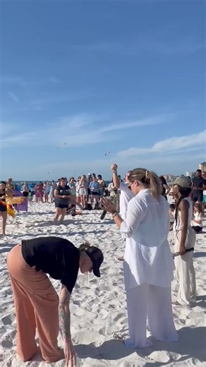 4.9K views · 219 reactions | Stephen Weaver leading hundreds in communion on the beach and preaching a simple gospel message to hundreds of beach goers | Jenny Weaver | Facebook