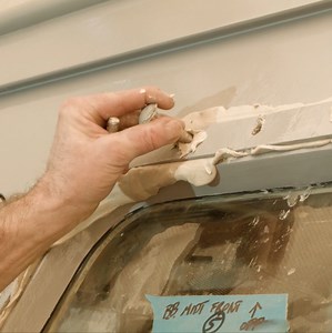 Montering av vindu med linoljekitt på KNM Hitra. Forrige utskiftning holdt i 30 år. / Mounting windows in KNM Hitra with linseed oil putty. Video: Silje Ensby | Hardanger fartøyvernsenter