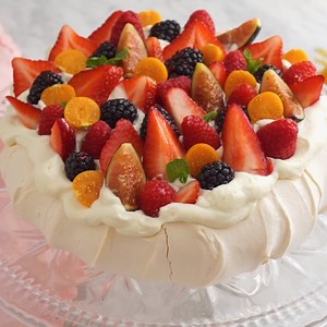 36K views · 1K reactions | Crispy crust and softly whipped insides, Pavlova is the perfect dessert for any occasion ‍ | Preppy Kitchen | Facebook