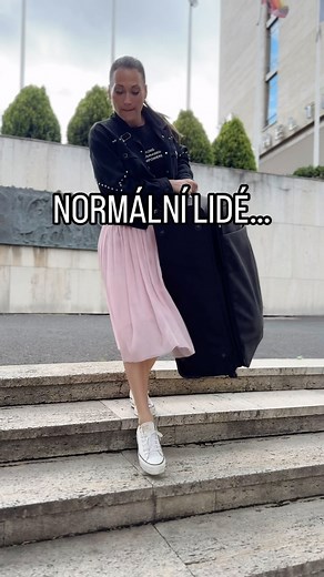 31K views · 152 reactions | Jsi jedna nebo dva? #sranda #vtip #vtipy #vtipek #vtipnavidea #humor #zabava #kufr #realita #srandicky #bavse #vtipycz #vzipyczsk #vtipysk | Markéta Kaplanová- osobní trenérka | Facebook