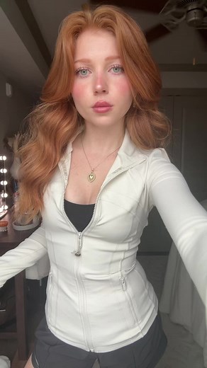 College Class Outfit Inspiration for Redheads