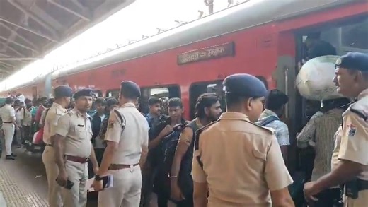 A passenger of 13021 Up Howrah-Raxaul Express praising the passenger friendly crowd control measures adopted by Railways at Howrah station. | Eastern Railway Headquarter