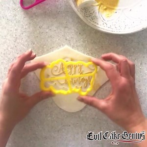 🌟🎅 Lil' Rolly & Debossed Cookie Cutter sets are a match made in Heaven! Get more info & more Embossed & Debossed Holiday Cookie Ideas Here 👉 https://bit.ly/47mfqF1 #evilcakegenius #christmas #holidaytreats #christmastreats #decoratingproducts #cakeproducts #cookieproducts #merrychristmas #happyholidays #videotutorial #cakehack #cookiehack | Gateaux, Inc