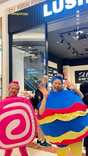 Syarikat kosmetik @malaysia.lush membuka stor ke-10 di Suria KLCC,...