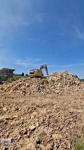 Crushing limestone on site. @heinrich.feess #dieselpower #constructionequipment #baumaschine #baustelle #chantier #travauxpublics #terrassement #erdbau #earthworks #earthmoving #bagger #baggerfahrer #excavator #excavatore #pelle #caterpillar #caterpillar324e #caterpillarloader #caterpillar966m #loader #radlader #baumaschine #wheeledloader #chargeusesurpneus #kleemann #mobilecrusher #brecheranlage #b14 #bundesstraße14 #backnang | Benjamin Beytekin