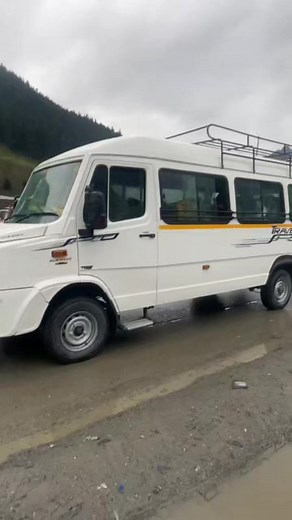 *DISTRICT POLICE KARGIL (LADAKH)* Today on 25th May 2023 (Thursday) the traffic movements on Zojila, Penzila and Shinkula axis remained as:- 1.Zojila Axis:- *GREEN* One way towards Sonamarg. 2.Penzila Axis:-* *GREEN* One way towards Skygam (Zkr). 3.Shinkula Axis:- *YELLOW* The road clearing agency is in progress and subject to fair weather likely to through for Vehiclular movements by tomorrow morning . *Traffic Plan/Advisory for 26th May 2023 (Friday):*- 1) *Kargil- Srinagar (SSG) Road* :- For 