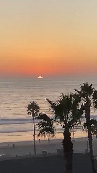 My family is out in California on the beach tonight and sent me this video. I love the ocean. I added some John Houston on piano to the sunset. #beach #ocean #sunset | Eric Dodge