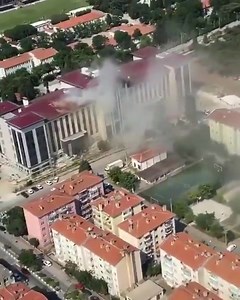 Çanakkale’deki Yeni Emniyet binasındaki çatı yangını havadan böyle görüntülendi. Kaynak: Savaş Uğurlu | Kanal 17 | Facebook
