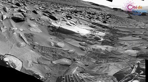 🤖🎂 4000 bougies pour Curiosity ! Le robot martien vient de fêter ses 4000 sols sur les pentes du Mont Sharp. Un sol est un jour sur Mars. Il y a quelques jours toute l'équipe de Curiosity du Mars Science Laboratory était réunie à Toulouse à la Cité de l'Espace. L'occasion de revenir en vidéo sur cette formidable aventure qui dure depuis 11 ans. ❓Saviez-vous que ce rover nous a appris que Mars était habitable à un moment de son histoire ? 👉 Retrouvez aussi notre article ici : https://www.cite-
