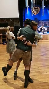 6K views · 68 reactions | Wahre Liebe zwischen unserem Netz-Fipsi & Wiesn-Moderator Alex Onken!!  #WirsindWiesn #wiesnliebe #wiesn2020 | münchen.tv | Facebook