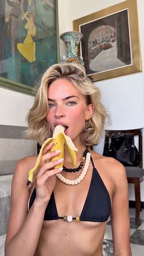 EMILIA SILBERG | Beach makeup | Instagram