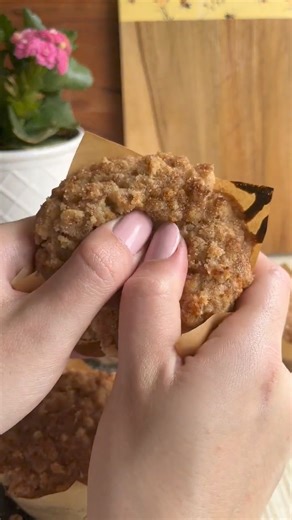 Calling all coffee lovers! ☕️ Need a quick and delicious grab-and-go treat that pairs perfectly with your morning cup of joe? Look no further than our Coffee Cake Muffins! These muffins are bursting with flavor: fluffy and moist with warm spices, and topped with a delightful streusel crumble. They're easy to make, even for beginner bakers, and are sure to become a new favorite. Get the full recipe here: https://blog.lovers.coffee/coffee-cake-muffins-the-perfect-grab-and-go-treat-for-coffee-lover