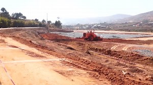 #BONGATSARA Distrikan’Antananarivo Atsimondrano : Tsy mbola nisitraka ny onitry ny nanotofana ny taniny hananangana ny tobin’ny Logistique Petrolière eny Tanisoa Bongatsara ireo mponina eny an-toerana, hoy ny filohan’ny filan-kevitry ny tanànan’ny Kaominina Bongatsara. Efa any @ APIPA io vola handoavana ny onitra fa giazan’io sampan-draharaha io, hoy hatrany ny filohan’ny filan-kevitry ny tanànan’ny Kaominina Bongatsara. Milaza tsy handoa io vola io ny APIPA raha nangataka izany tany @ izy ireo 