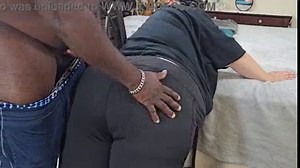 Sexy Big Ass Curvy Blonde Milf In Yoga Pants Twerking & Teasing Black Guy, Résultant En Sperme Sur Le Cul (Tir Grosse Charge)