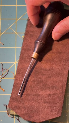 Continuing the process on this new wallet — today it’s all about edge beveling. This step shapes the edges, smooths the lines, and prepares the leather for burnishing. Small details, big difference in the final look. | Wellnes warriors