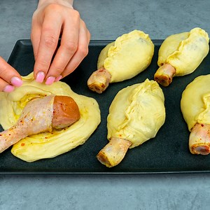 Jamoncitos de pollo envueltos en masa - Una nueva receta con un toque especial Ingredientes: jamoncitos de pollo - 10 piezas sal - 10 g pimienta negra - 8 g copos de guindilla picante - 4 g condimentos de pollo - 10 g salsa de soja - 20 ml para la masa: agua - 250 ml sal - 10 g huevo - 1 unidad harina - 500 g A REPOSAR 25 minutos mantequilla derretida - 100 ml cebolla - 150 g semillas de sésamo negro - 10 g Molde con las medidas 42 x 32 cm AL HORNO 180° C/35 minutos para la salsa: nata - 60 g ma