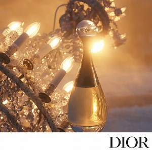 CELEBRA EN L'OR Ofrezca a l'Or de J’adore, una nueva voluptuosa fragancia con notas soleadas y suaves. Una Quintaesencia floral poderosa y sensual Imaginado por Francis Kurkdjian. #jadoredior #dreamindior #diorholiday | Dior