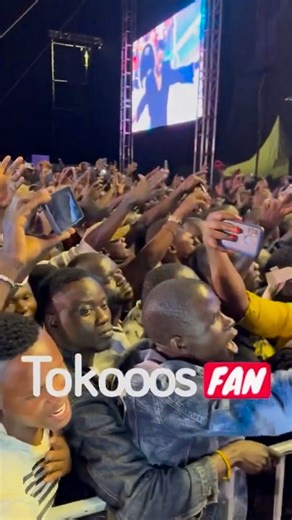 📽️ Lorsque Fally Ipupa enflamme les foules ougandaises avec son tube « Associé » 🇺🇬👑🦅 il est le seul artiste congolais qui fait chanter les anglophones en lingala. À suivre… | Parazik