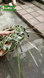 969K views · 7.6K reactions | Cara membuat topi unik dari daun kelapa . #tutorial #topi #anyamandaunkelapa #craft #idekreatif #anyaman #fblifestyle #kreasijanur #5minutescraft #kerajinantangan #palmleafart Dewa Ayu Triana Dewi Pengikut #diy | Dwija PanJavas | Facebook