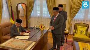 TERKINI ❗: Yang Dipertuan Besar, Tuanku Muhriz Ibni Almarhum Tuanku Munawir berkenan menandatangani watikah pembubaran DUN Negeri Sembilan di Istana Hinggap, Seremban, hari ini. 📸 Nursyabiha Sukri | BERNAMA | BERNAMA