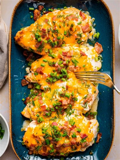 Baked Crack Chicken is a delicious and creamy chicken dish topped with crispy bacon and melted cheese, perfect for a comforting meal. Ingredients 4 slices thick-cut bacon, diced 2 tbsp butter 4 boneless, skinless chicken breasts FULLL Recipe in First Cօʍʍеոτ | Olivia Recipes