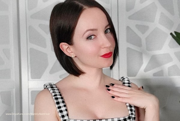 Queen’s Gambit: Footjob Under the Table - TheTinyFeetTreat Official Profile | LoyalFans