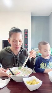 84K views · 2K reactions | Mẹ và Kenny ăn sáng phở và miến với ớt thổ | Kenny Nguyen Cuộc Sống Anh Quốc | Facebook