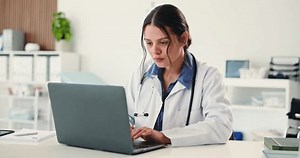 Lesen, Arzt und Laptop mit Frau: Stockvideos & Filmmaterial (100 % lizenzfrei) 3978183101 | Shutterstock