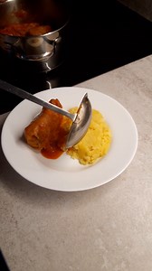 61K views · 128 reactions | Wiecie, że w niektórych regionach Polski gołąbki serwuje się z ziemniakami?  Dowód znajdziecie w poniższym filmie  Zobaczcie nasz sprawdzony przepis na bit.ly/-gołąbki-  w dwóch wersjach: zawijane i bez zawijania  | przepisy.pl | Facebook