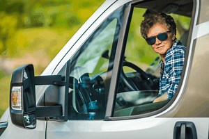 En cette journée internationale des droits des femmes, Camping-Car Magazine s'interroge sur vos habitudes de conduite. Est-ce plutôt MONSIEUR ou MADAME qui prend le volant de votre camping-car ? 👫 | Camping-Car Magazine