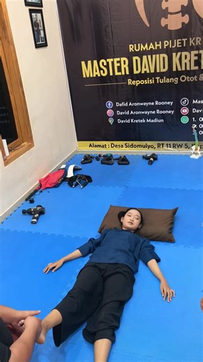 Scoliometer adalah alat non-invasif yang digunakan untuk mengukur derajat rotasi aksial (pemuntiran) batang tubuh. Kegunaan utamanya adalah untuk deteksi dini dan skrining skoliosis, yaitu kondisi melengkungnya tulang belakang secara tidak normal. Secara singkat, scoliometer berfungsi untuk: * Mengukur Sudut Rotasi Batang Tubuh (Angle of Trunk Rotation - ATR), yang menjadi indikasi kemungkinan adanya skoliosis. * Membantu menentukan apakah pasien perlu dirujuk untuk pemeriksaan lebih lanjut, sep