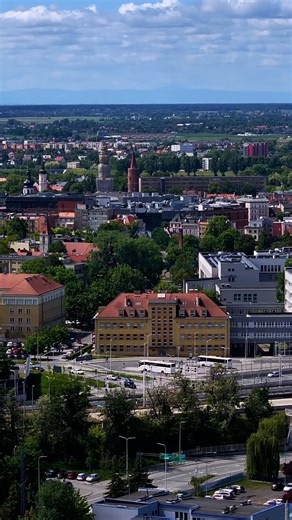 🎥📱 OpoleVibes – to nowa propozycja #TVP3Opole. Nasi młodzi reporterzy Wiktoria Kramczyńska i Michał Wencel łapią w ręce telefony i ruszają na spacer po stolicy województwa. 🌇✨ 🎓📚 Tym razem dotarli na kampusy opolskich uczelni, by złapać na słowo ich najczęstszych bywalców. Przed Wami Opole okiem studentów! 👩‍🎓👨‍🎓 #OpoleVibes #Opole #Studenci #ŻycieStudenckie #Kampus #OpoleOkiemStudentów #Młodość #Edukacja #StudentLife | TVP3 Opole