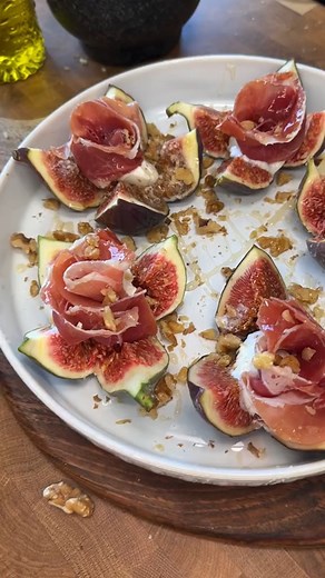 Feigen Rosen Ein leckerer Hingucker für besondere Anlässe. Dafür brauchst du: Feigen Burrata Serano Schinken Honig Walnüsse Mach es einfach wie im Video nach! Achte darauf, dass du reife Feigen verwendest! Lass es dir schmecken. | kitchenachim