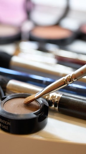 Ontdek de magie van persoonlijke make-up touch-ups, elke eerste vrijdag van de maand ter hoogte van Twice as Nice in de middengang, ZONDER afspraak! 💋💄 Van 17u tem 20u kan je je gratis laten verwennen door onze ervaren make-up professionals. In slechts 15 minuten creëren ze een frisse, gepersonaliseerde look die perfect past bij jouw gelaatstype, huidstint en oogkleur. Je ontvangt bovendien een handig kaartje met de gebruikte producten, zodat je gemakkelijk jouw favorieten kunt terugvinden. | 